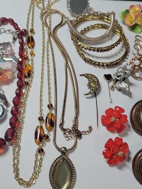 Gold-Tone Pendant Necklace with Olive Green Stone - Unbranded